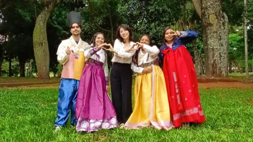 Estudantes vestindo hanbok no campus da UnB