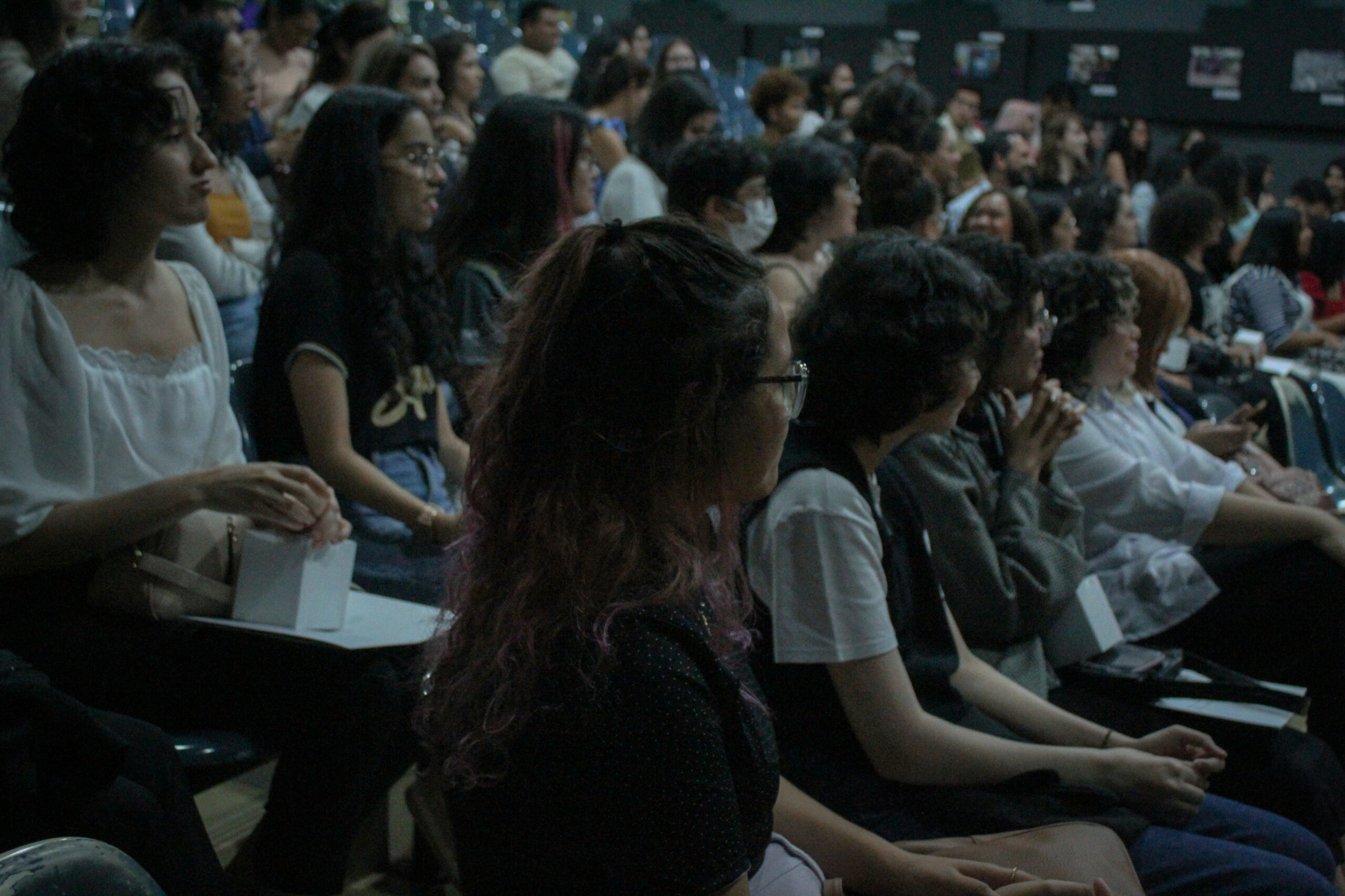 Estudantes assistindo a cerimônia de encerramento